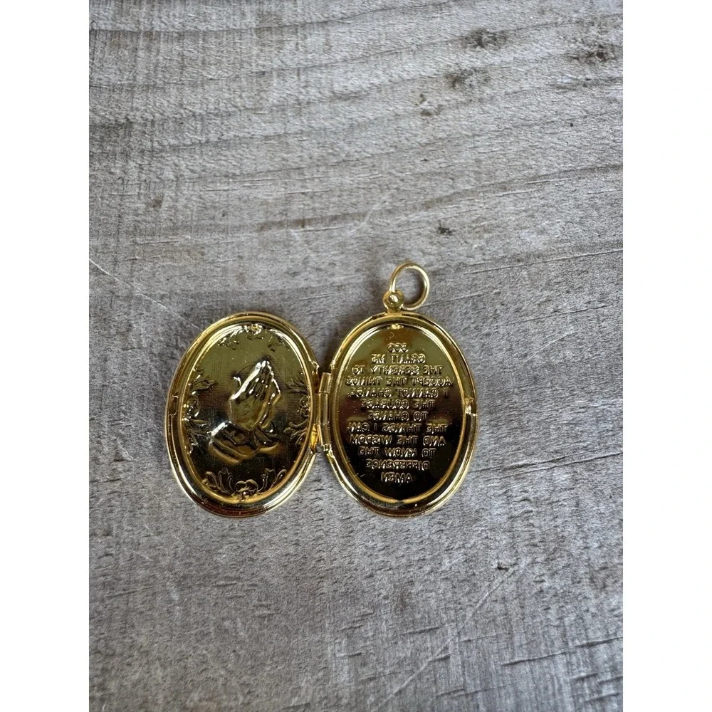 Praying Hands Gold Tone Locket Medal Catholic Opens God‎ Grant Me The Strength